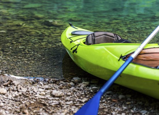 kayaking-on-the-lake-P2XYMNT kayaking-on-the-lake-P2XYMNT